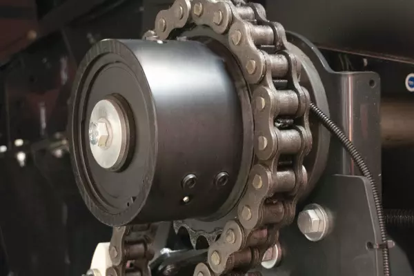 Усі основні компоненти системи подачі прес-підбирачів KUHN великого розміру оснащені кулачковими муфтами.