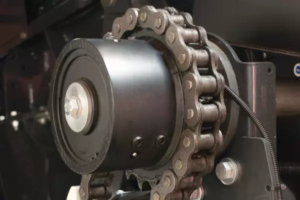 Усі основні компоненти системи подачі прес-підбирачів KUHN великого розміру оснащені кулачковими муфтами.