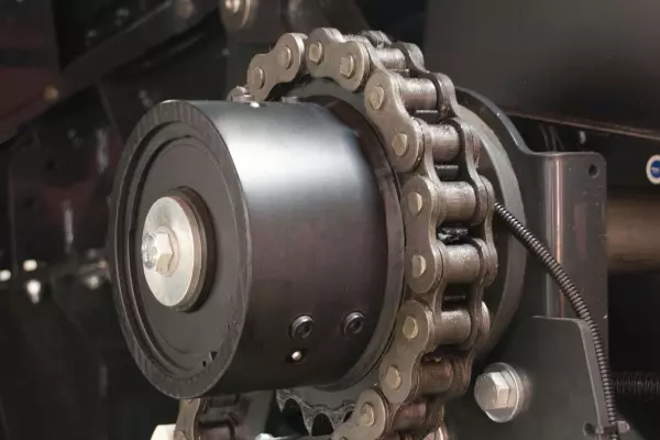 Усі основні компоненти системи подачі прес-підбирачів KUHN великого розміру оснащені кулачковими муфтами.