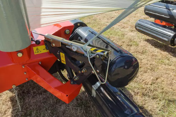 Обрізувач ножичного типу, що вже чудово себе зарекомендував, утримує і обрізає плівку.