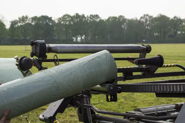 Обертові попередні натягувачі дають змогу легко завантажувати плівку на зручній висоті.