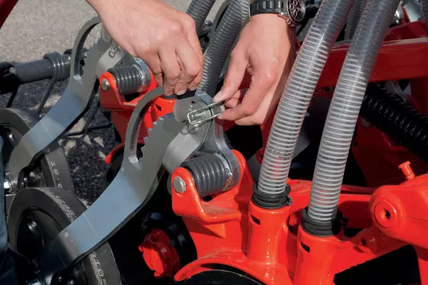 Причіпна сівалка AUROCK для нульового обробітку та природоохоронного землеробства – легке регулювання подвійного висівного диска