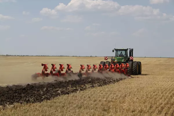 Напівнавісний плуг CHALLENGER у версії «По полю»