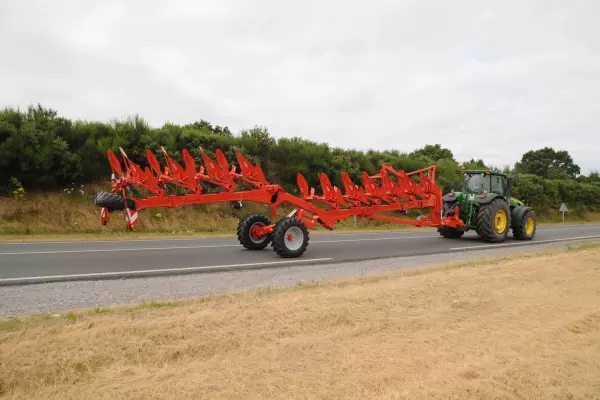 Напівнавісний плуг при транспортуванні