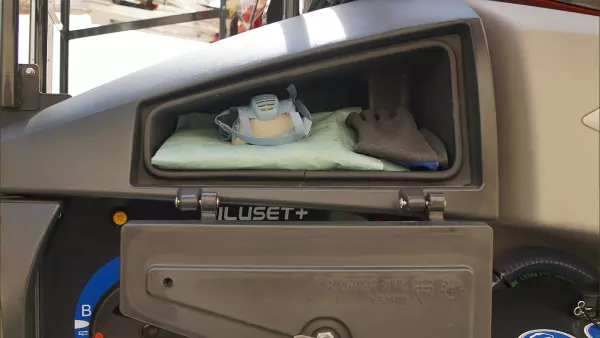 Відсік для ЗІЗ з лівого боку машини