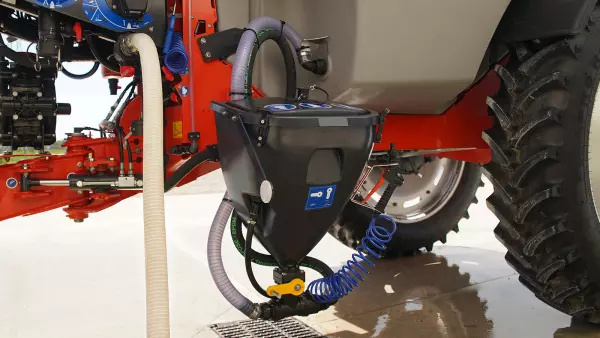 35-літрова ємність для змішування хімікатів на паралелограмі, вбудована в конструкцію бака