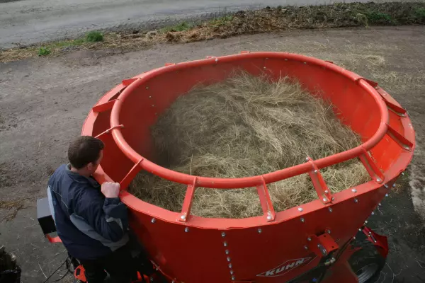 EUROMIX I з двома вертикальними шнеками в роботі