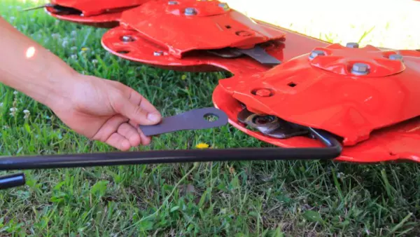 Захист FLEXPROTECT на GMD 3515 і GMD 4015 деформується при наїзді на перешкоду.