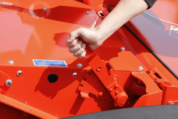 На краю поля косарка піднімається за допомогою інтегрованого циліндра.