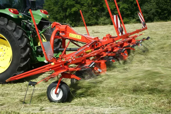 GF 6502 в роботі: повне перегортання малими роторами для швидшого сушіння рослинної маси