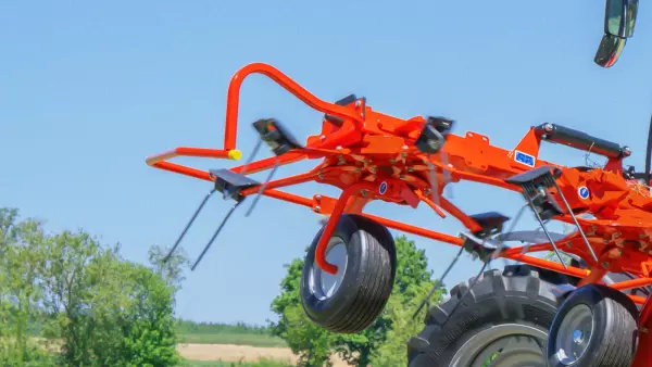 Асиметричні граблини ворушилки GF 10803 забирають увесь корм