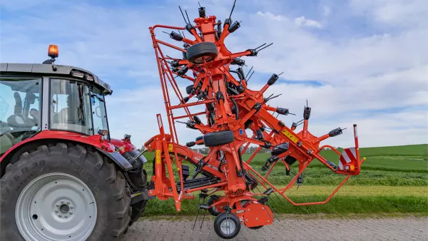 Начіпна сіноворушилка GF 13003 компактна в дорозі