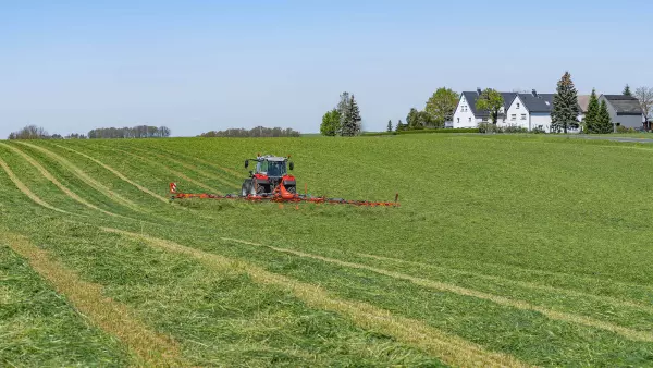 Сіноворушилка GF 13003 ідеально повторює контури поверхні поля