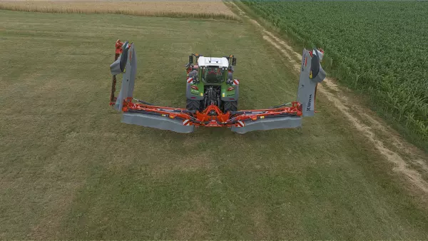 Kompaktheit vergleichbar mit herkömmlichen Dreifachmähwerken mit zweistufigem Klappsystem