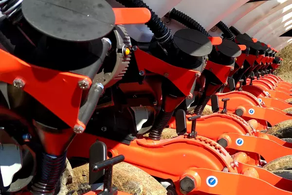 Показник тиску на ґрунт 120 кг гарантує, що сівалка KOSMA завжди працює на потрібній глибині