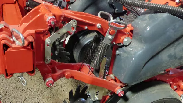 Чавунний паралелограм робить вашу сівалку точного висіву KOSMA надзвичайно надійною