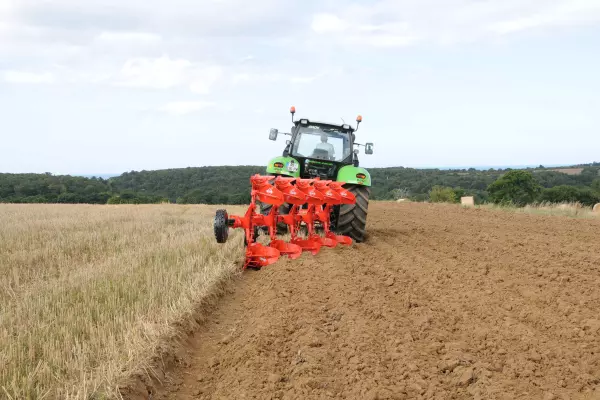 Для ефективної роботи навісних плугів MASTER 103 потрібно лише 30 к. с. на корпус.