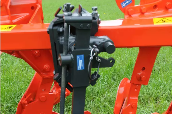 Поворотне регулювальне колесо з малим виступом забезпечує 100 % обробіток ділянки.