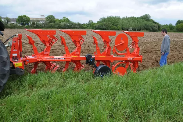 Плуг MASTER 103 дає вам змогу працювати за будь-яких умов завдяки своїй перевіреній практикою надійності.