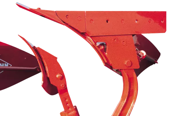 Передплужники плугів MASTER 183 покращують якість перегортання та забезпечують 100 % загортання решток.