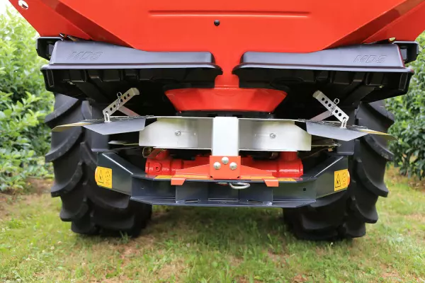 Навісний розкидач добрив MDS 8.2 – Обмежувач двох рядів скеровує добриво в основу насадження рядних культур