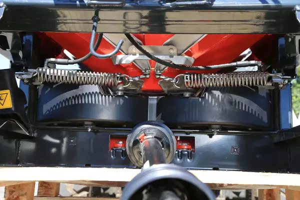 Розкидач добрив MDS .2 версія K – керування заслінками за допомогою двох гідравлічних клапанів одинарної дії