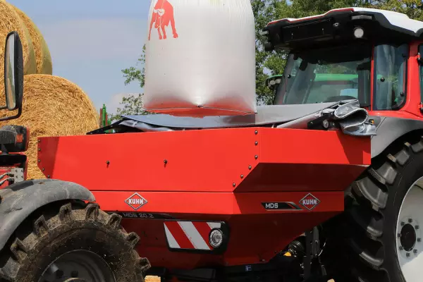 Бункер 2000 л нового розкидача добрив MDS 20.2 – легке завантаження з м'яких контейнерів