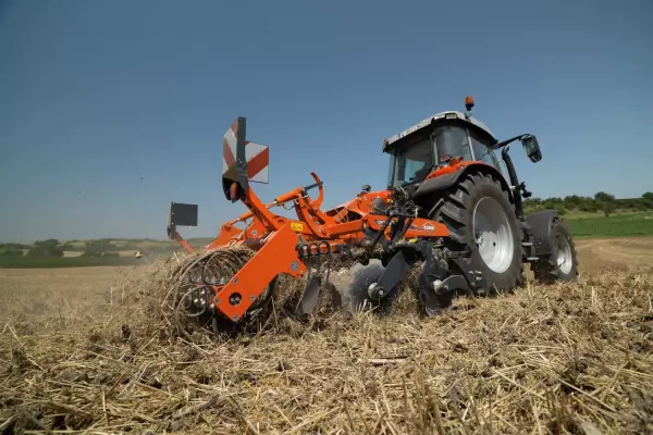 Каток Flexliner доступний для начіпних та складних машин OPTIMER. Особливо рекомендується для створення посівного ложа.