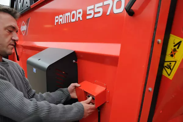 Панель подвійного керування бортом і конвеєром розташована ззаду ліворуч на видувачі соломи, подрібнювачі та роздавачі кормів KUHN PRIMOR 4260 M CUT CONTROL