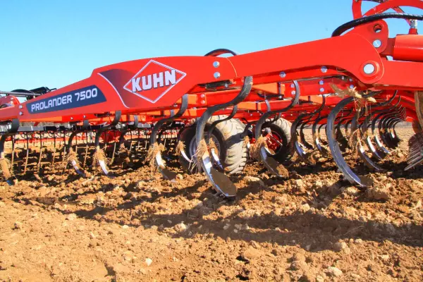 Великі зазори PROLANDER дають змогу працювати за великих обсягів рослинних решток