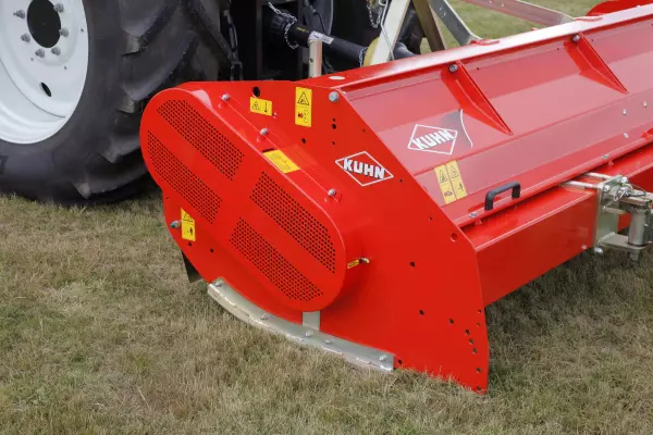 Задній кожух мульчувача RM 320 піднімається вручну для забезпечення кращого доступу до ротора та заміни робочих органів.