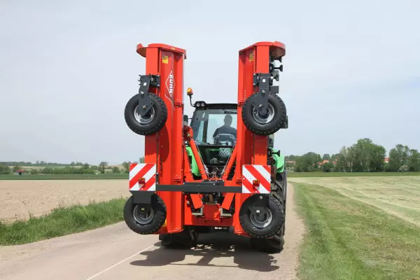 Повну безпечність транспортування мульчувача RM 610 забезпечує гідравлічна система складання