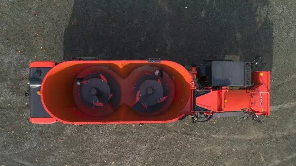 Регулювання швидкості шнека змішувача з кабіни, а також параметри програмування часу змішування дають змогу адаптувати різання до вимог різних раціонів годівлі на самохідних змішувачах KUHN SPW Intense