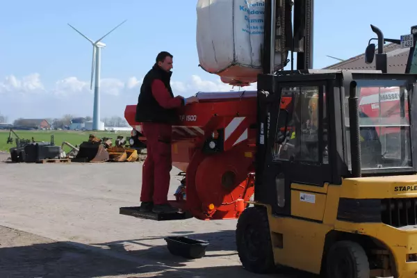 Передній бункер TF 1512 легко заповнювати з м'якого контейнера