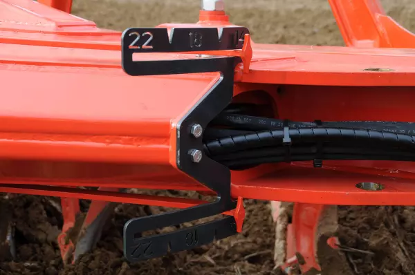 Покажчик ширини різання видно з робочого місця водія трактора.