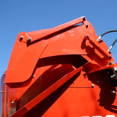 Поворотний лоток дає можливість здійснювати мульчування праворуч і ліворуч від машини