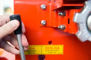 Важіль муфти відімкнення приводиться в дію.