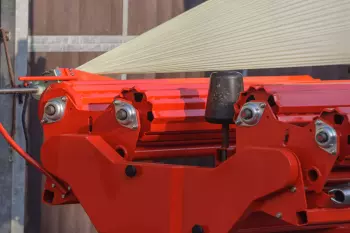 Обмотувачі тюків з поворотним столом оснащені двома парами сталевих роликів з ребристим профілем.