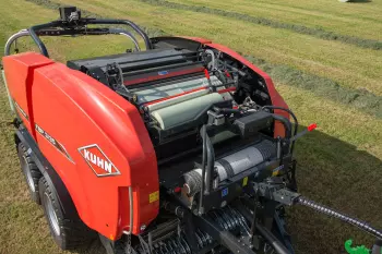 Два звичайних 750-мм рулони еластичної плівки, якою обмотується тюк