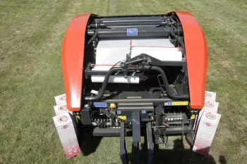 Два звичайних 750-мм рулони еластичної плівки, якою обмотується тюк