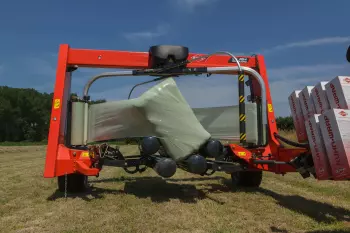 Кожен із приводних супутникових кронштейнів утримує один попередній натягувач з рулоном плівки 750-мм.