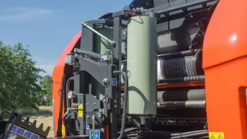 Due bobine regolari di pellicola estensibile da 750 mm che legano una balla