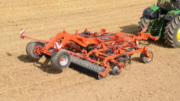 CULTIMER L 5000 інтенсивно перемішує солому з ґрунтом