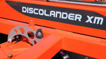 Покажчик налаштування кута нахилу дискових батарей видно з кабіни трактора