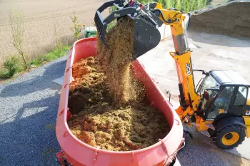 Зручне і точне завантаження змішувача-роздавача KUHN EUROMIX 3 CL