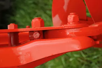 Захисний пристрій Safe-T активується після досягнення показника зусилля на носку лемеша 3000 кг, що призводить до розриву болта.