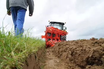 Навісний плуг KUHN MASTER 103 забезпечує виняткову якість загортання.