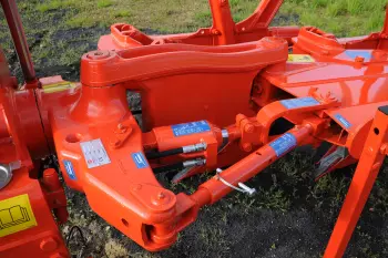 Гідравлічне зміщення доступне як опція для неперервного регулювання з робочого місця оператора.