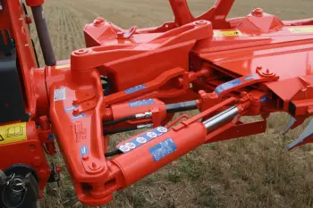 Одним рухом регулюється ширина першої борозни та кут нахилу плуга MASTER 183 – однією дією.