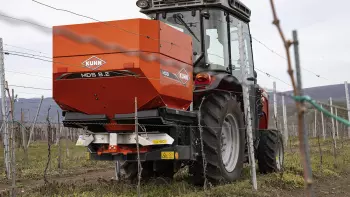 MDS 8.2 – Легке проходження між рядами виноградних лоз завдяки «ламаним» кутам бункера